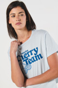 Camiseta azul clara crop top con diseño de cerezas