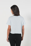Camiseta azul clara crop top con diseño de cerezas