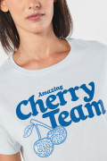 Camiseta azul clara crop top con diseño de cerezas