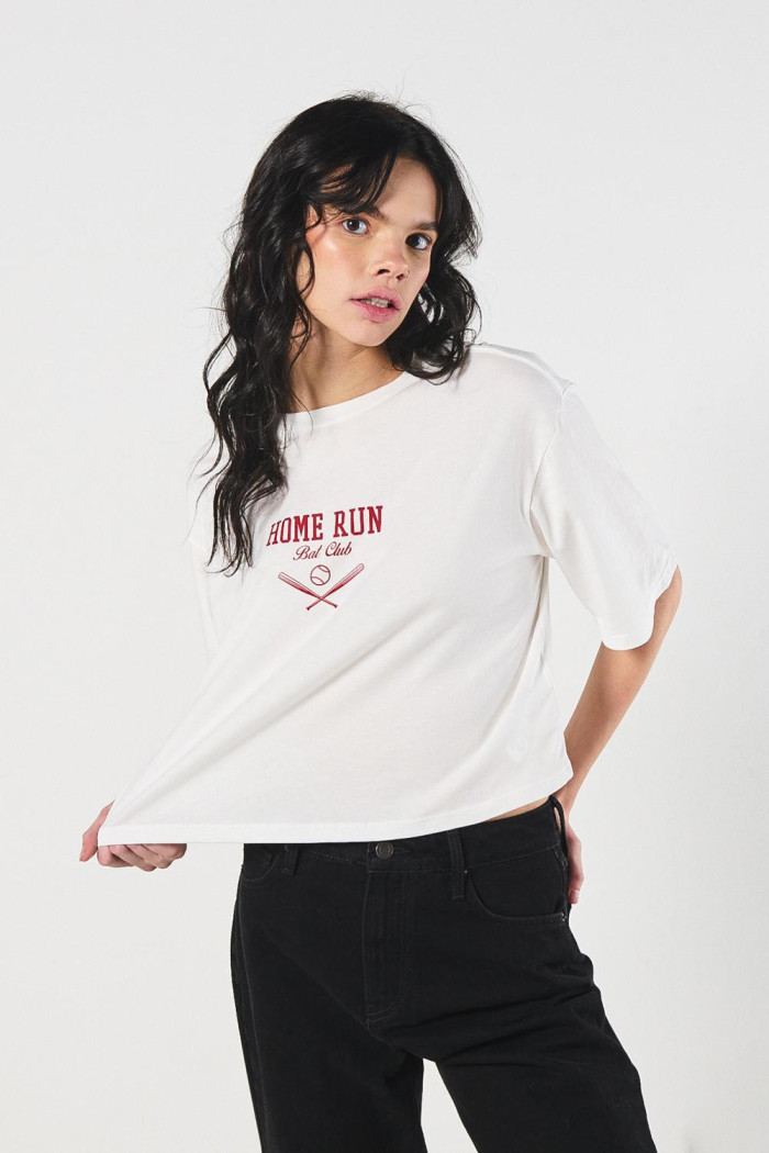 Camiseta crop top crema oversize con estampado college