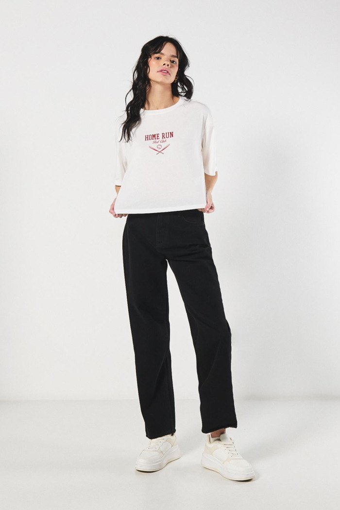 Camiseta crop top crema oversize con estampado college