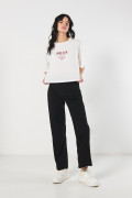 Camiseta crop top crema oversize con estampado college