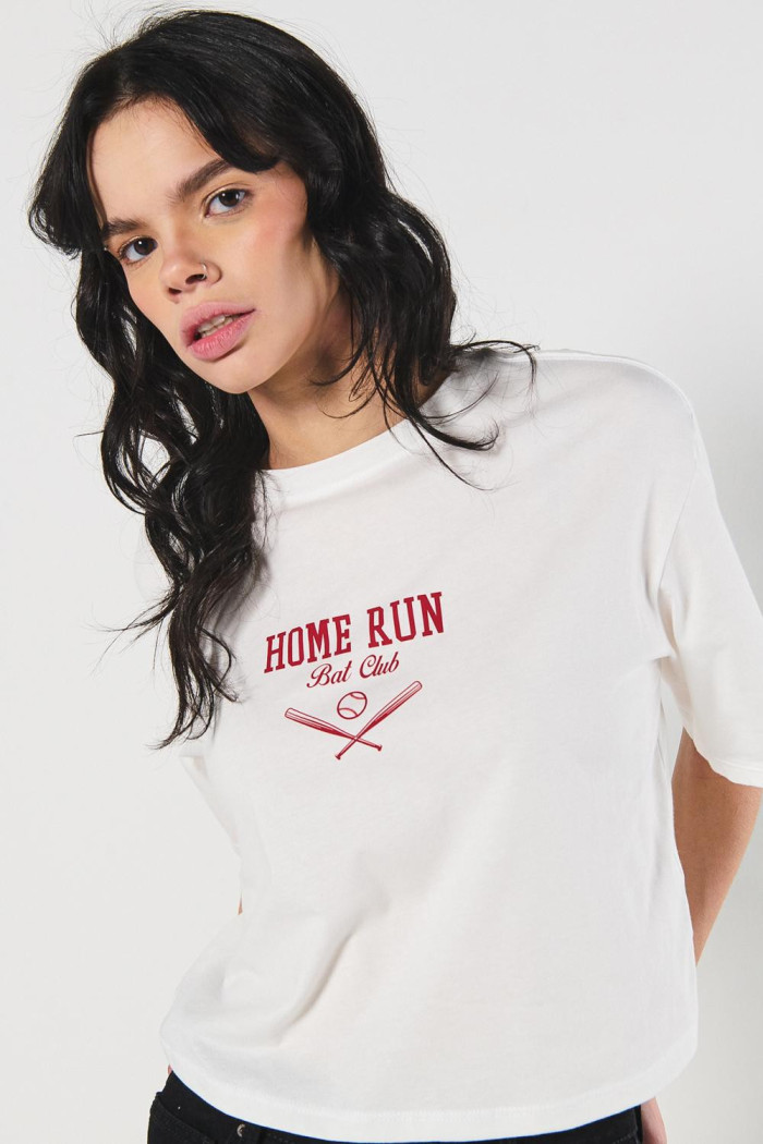 Camiseta crop top crema oversize con estampado college