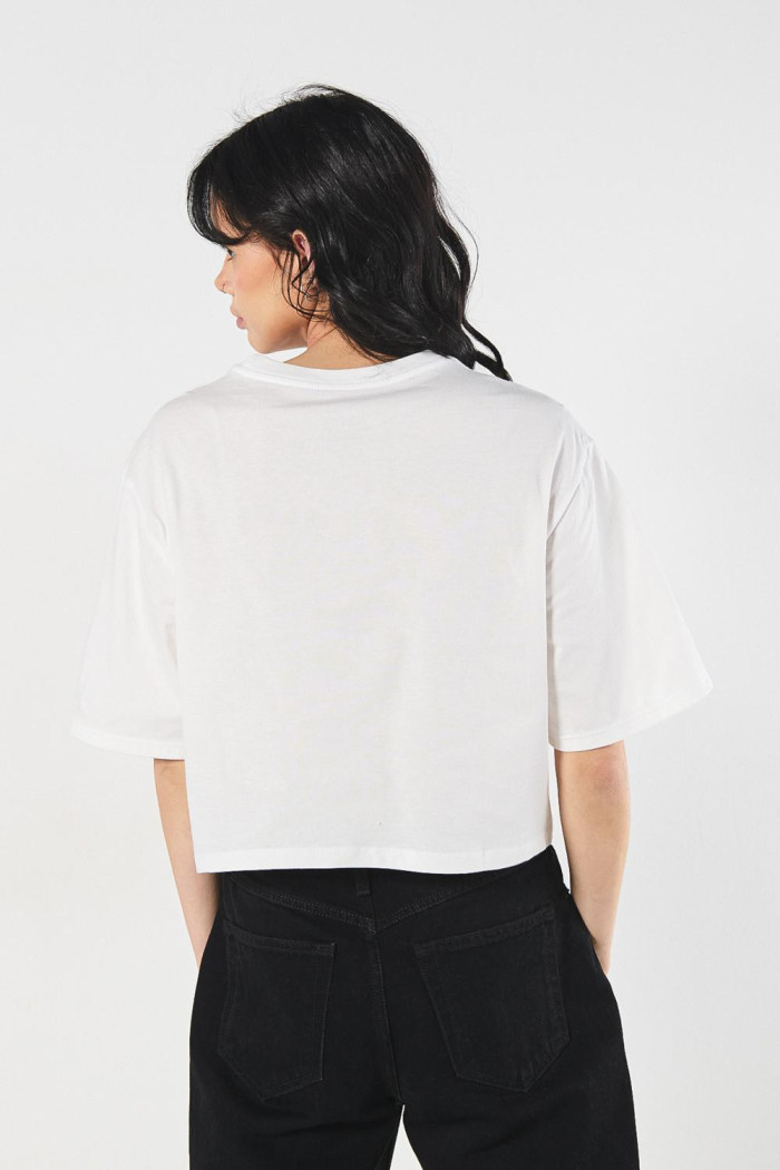 Camiseta crop top crema oversize con estampado college
