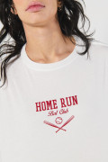 Camiseta crop top crema oversize con estampado college