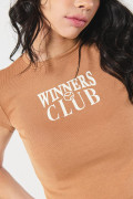 Camiseta salmón cuello redondo con estampado college