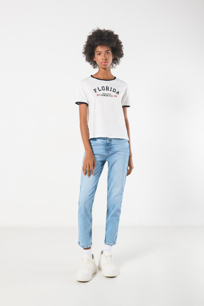 Camiseta crema con contrastes y manga corta college