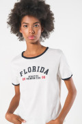 Camiseta crema con contrastes y manga corta college
