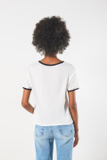 Camiseta crema con contrastes y manga corta college