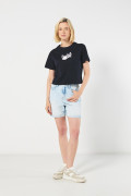 Camiseta crop top azul intensa con arte college en frente
