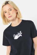 Camiseta crop top azul intensa con arte college en frente