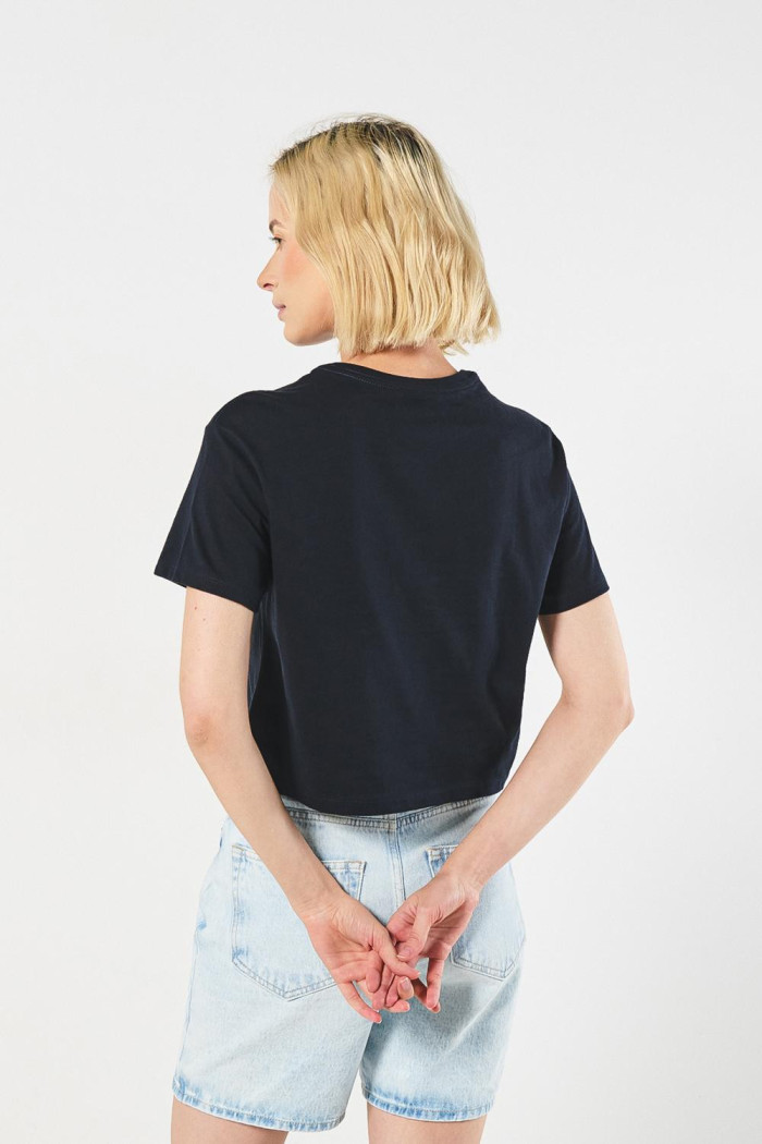 Camiseta crop top azul intensa con arte college en frente