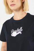 Camiseta crop top azul intensa con arte college en frente
