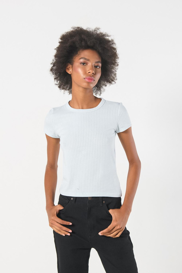 Camiseta con texturas acanaladas unicolor y manga corta