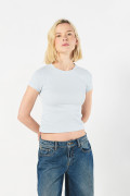 Camiseta ajustada azul clara en rib manga corta estampada