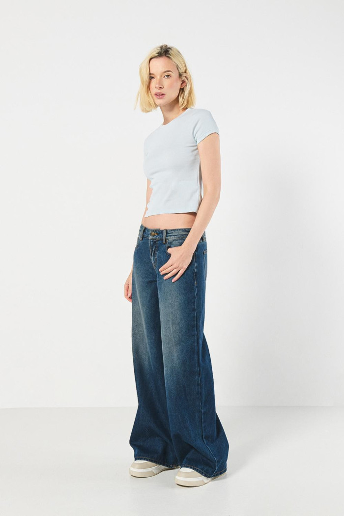 Camiseta ajustada azul clara en rib manga corta estampada