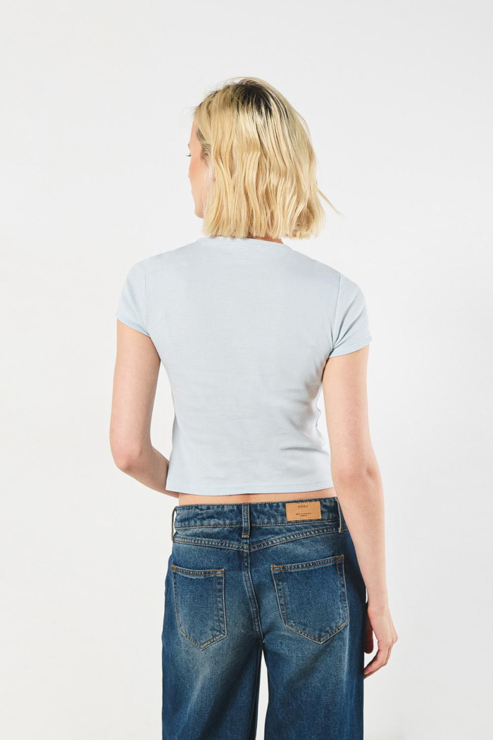 Camiseta ajustada azul clara en rib manga corta estampada