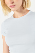 Camiseta ajustada azul clara en rib manga corta estampada