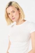 Camiseta unicolor en rib con texturas y manga corta