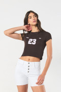Camiseta cuello redondo café oscura con estampado college