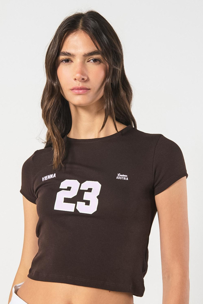 Camiseta cuello redondo café oscura con estampado college
