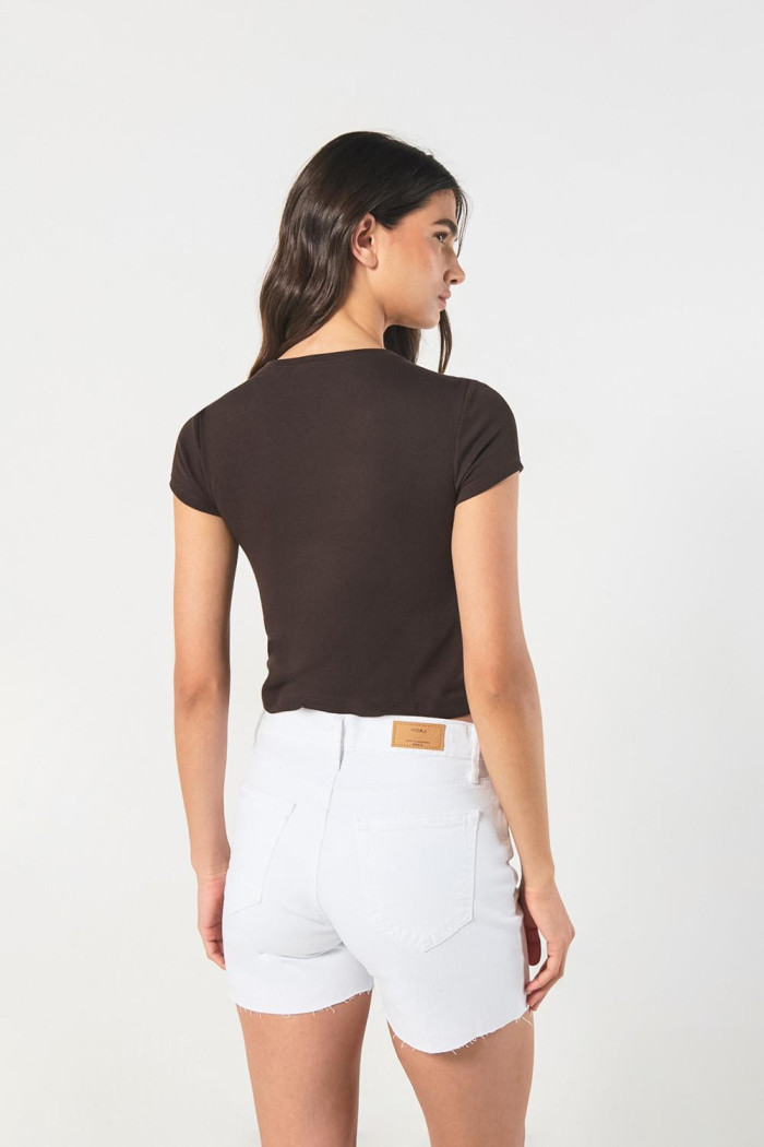 Camiseta cuello redondo café oscura con estampado college