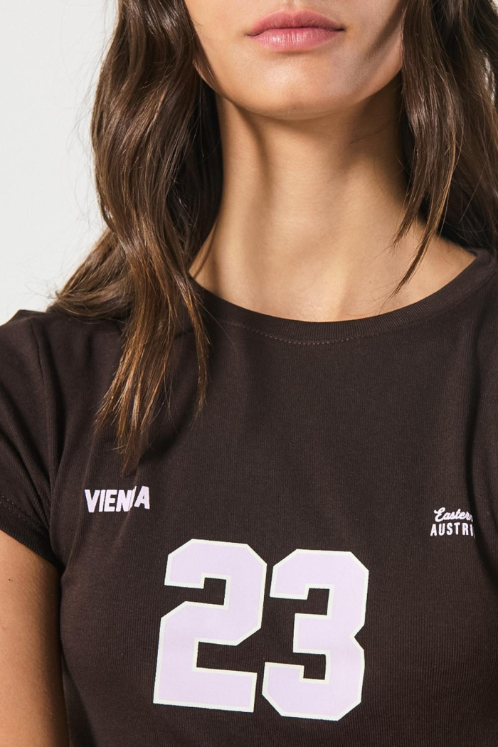 Camiseta cuello redondo café oscura con estampado college