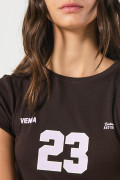 Camiseta cuello redondo café oscura con estampado college