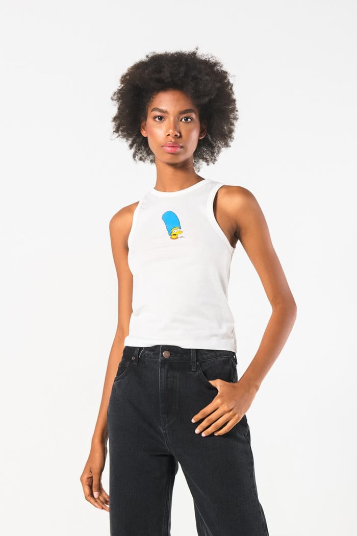 Camiseta crema clara manga sisa con arte de Los Simpson
