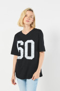 Camiseta oversize negra con cuello V y diseño college