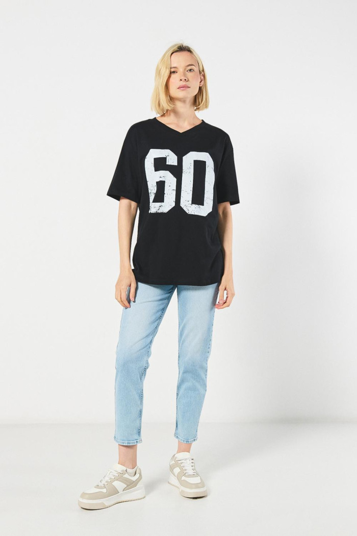 Camiseta oversize negra con cuello V y diseño college