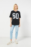 Camiseta oversize negra con cuello V y diseño college