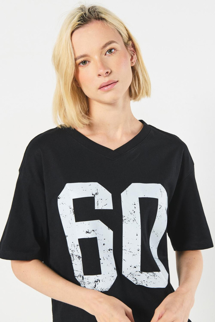 Camiseta oversize negra con cuello V y diseño college