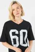 Camiseta oversize negra con cuello V y diseño college