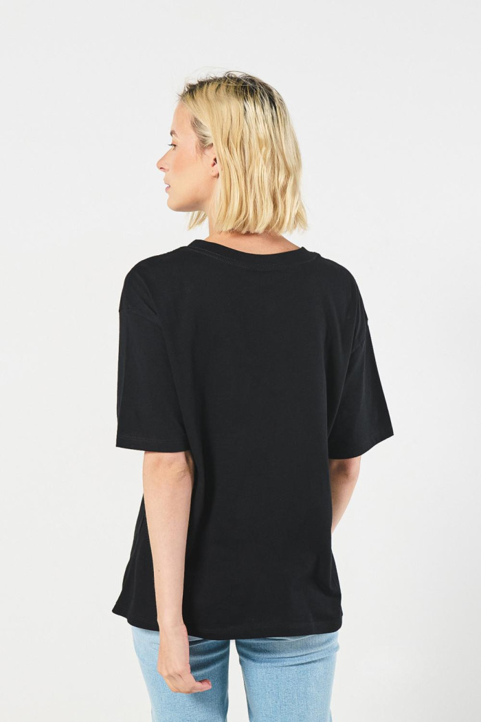 Camiseta oversize negra con cuello V y diseño college