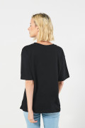 Camiseta oversize negra con cuello V y diseño college