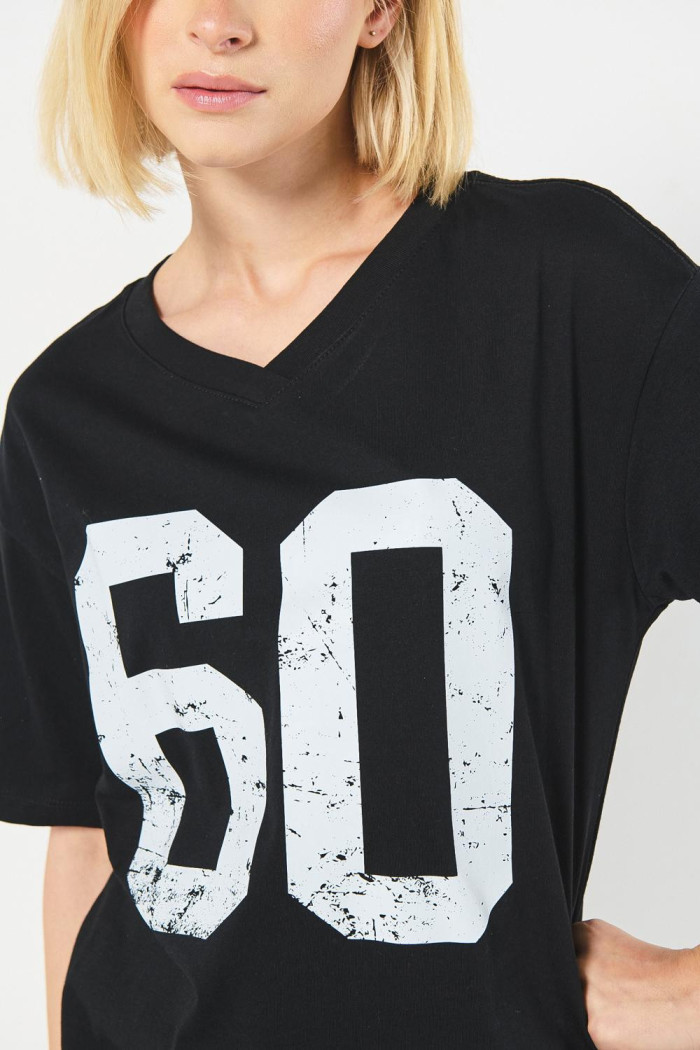 Camiseta oversize negra con cuello V y diseño college