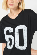 Camiseta oversize negra con cuello V y diseño college