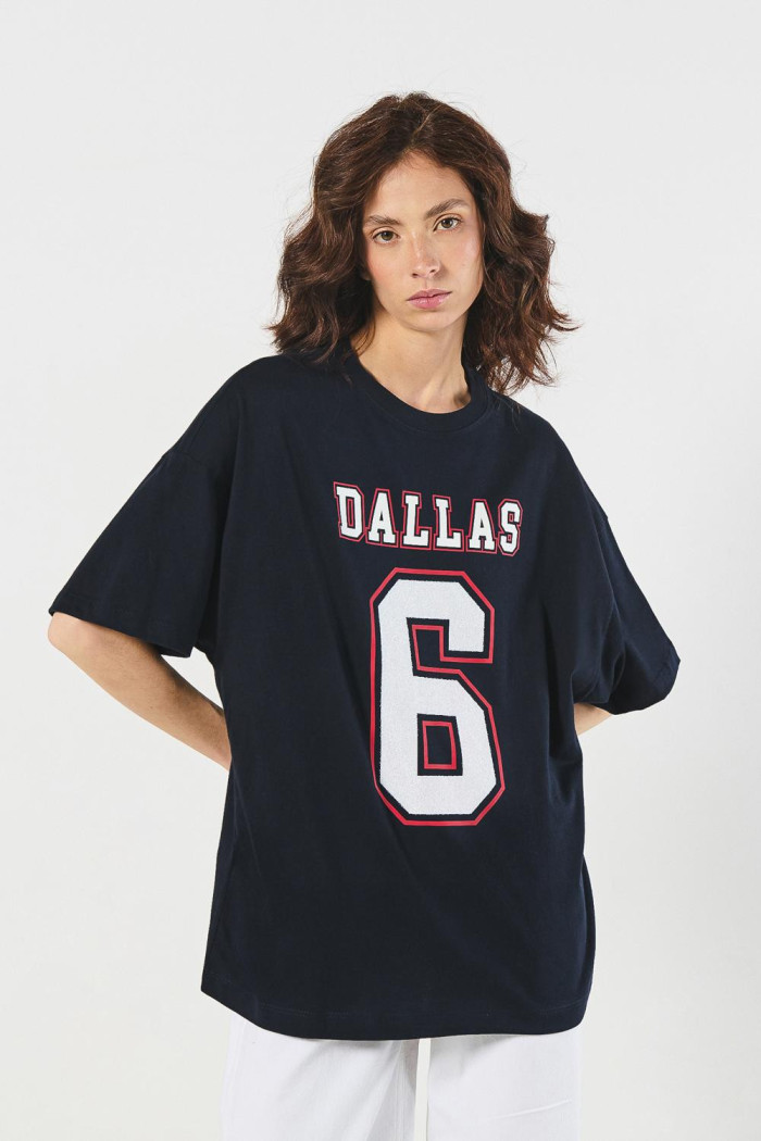 Camiseta cuello redondo oversize azul con diseño college