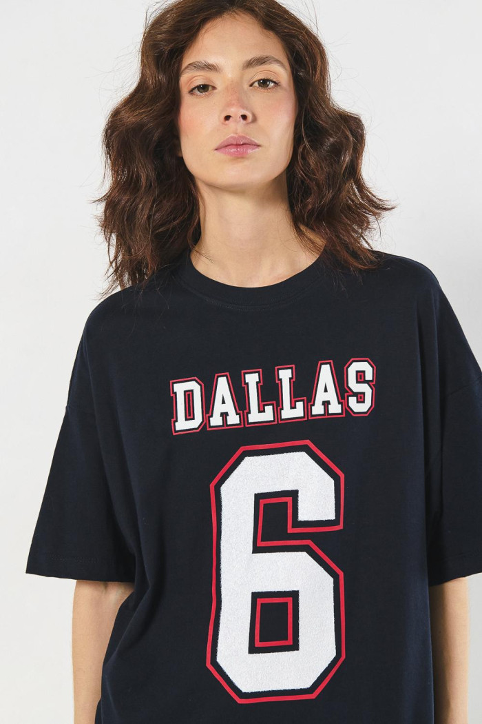 Camiseta cuello redondo oversize azul con diseño college