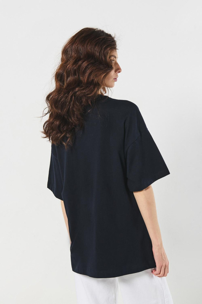Camiseta cuello redondo oversize azul con diseño college
