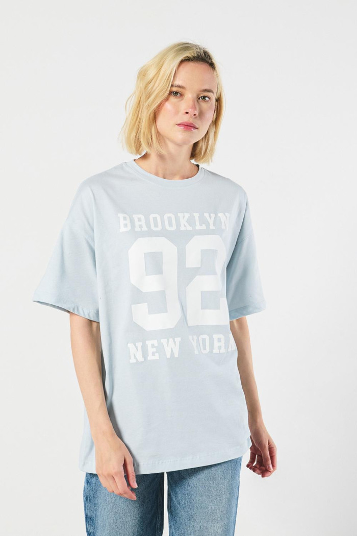 Camiseta azul clara manga corta oversize con diseño college