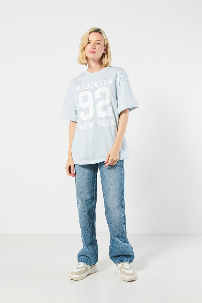 Camiseta azul clara manga corta oversize con diseño college