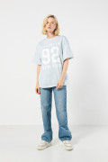 Camiseta azul clara manga corta oversize con diseño college