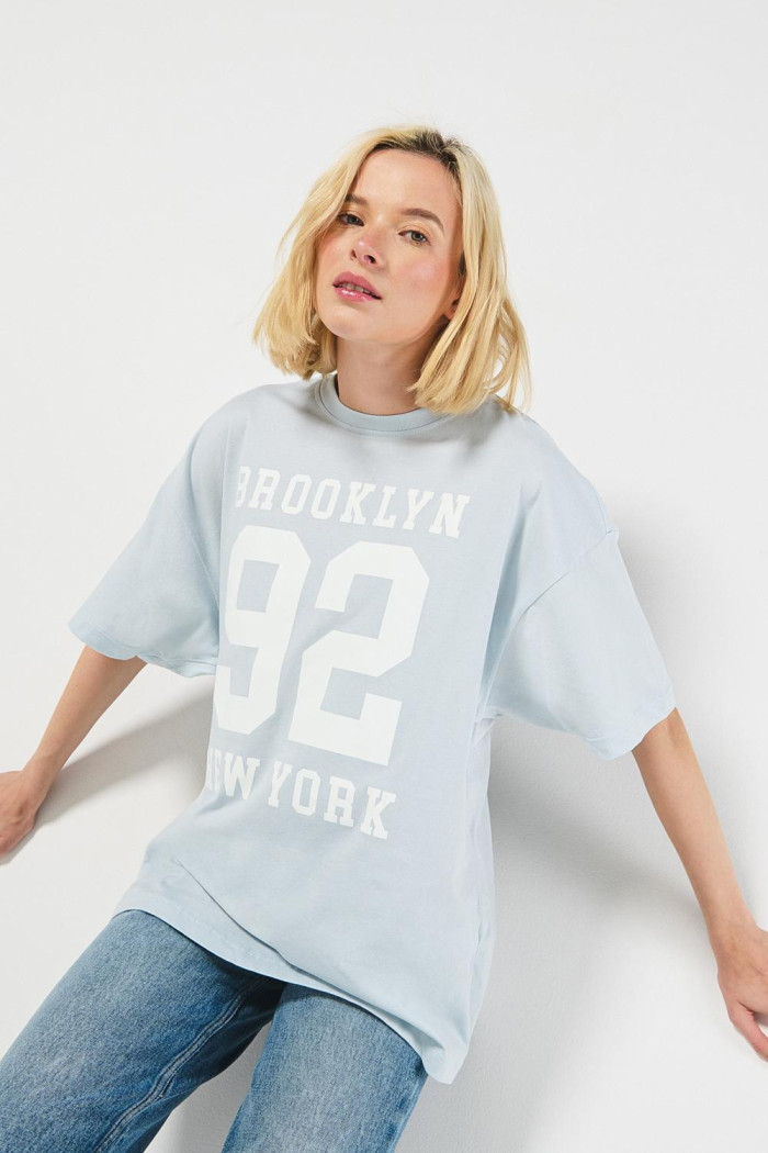 Camiseta azul clara manga corta oversize con diseño college