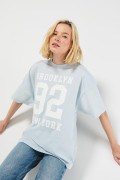Camiseta azul clara manga corta oversize con diseño college