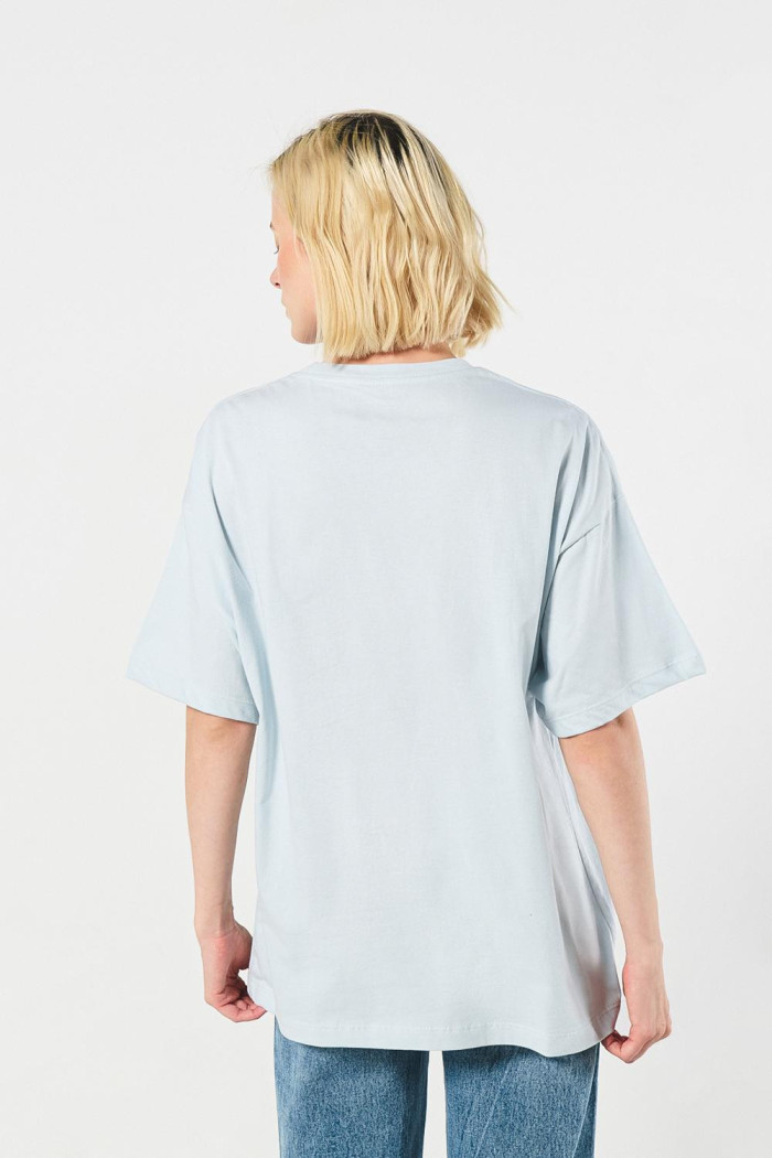 Camiseta azul clara manga corta oversize con diseño college