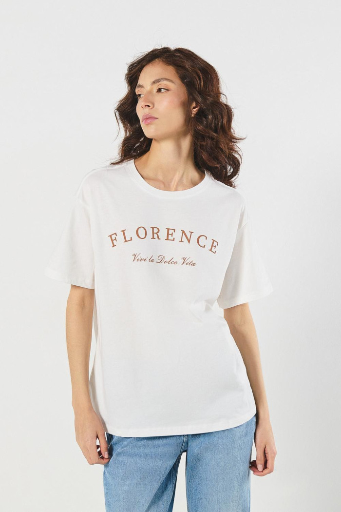 Camiseta college en algodón crema con manga corta