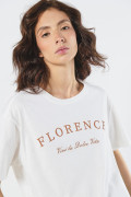 Camiseta college en algodón crema con manga corta