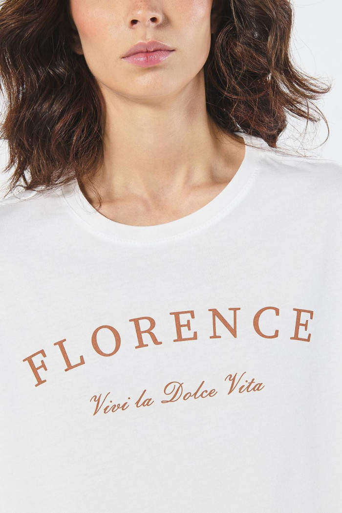 Camiseta college en algodón crema con manga corta